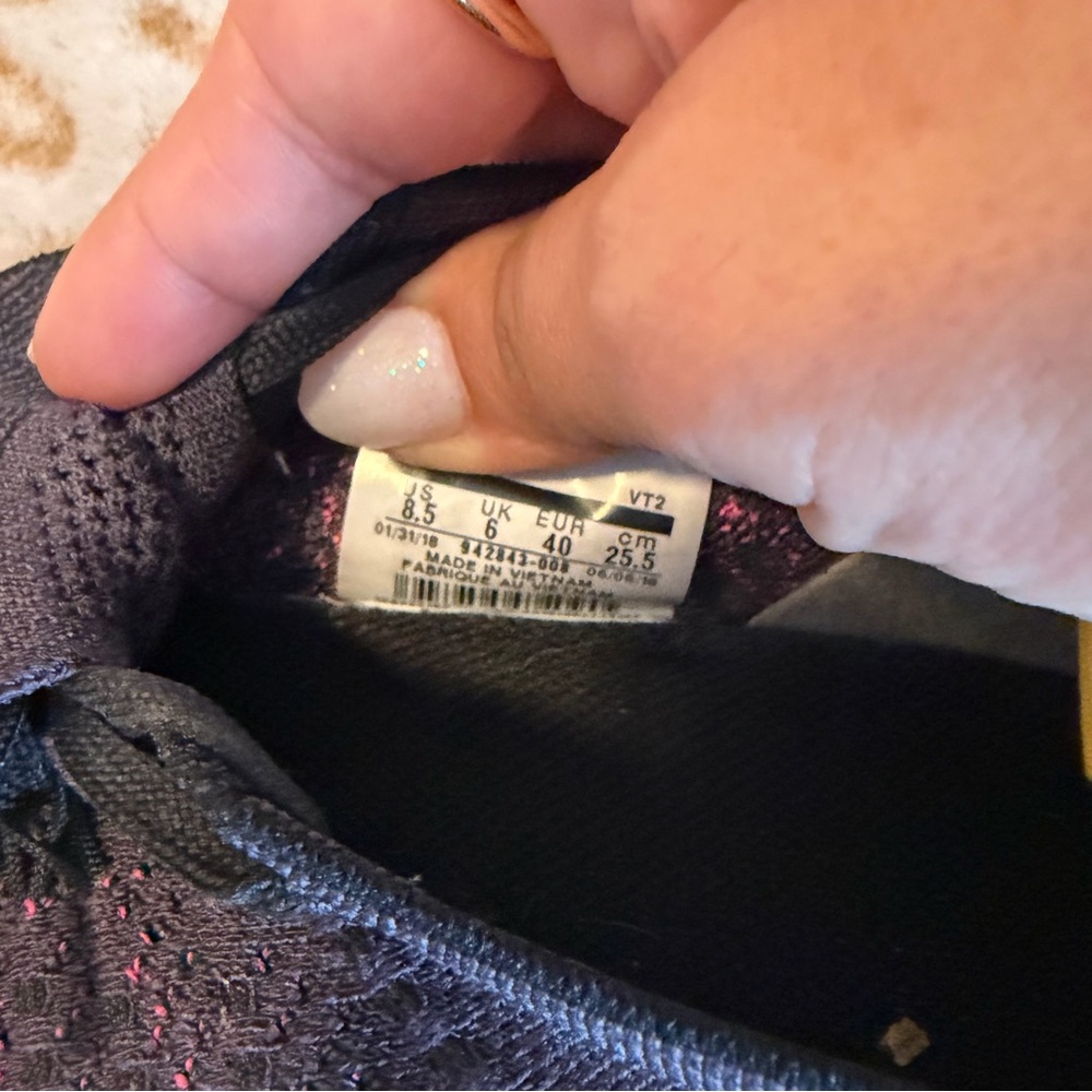 Nike Flyknit Air Vapormax Women's
Size: 8.5 - Picture 9 of 10